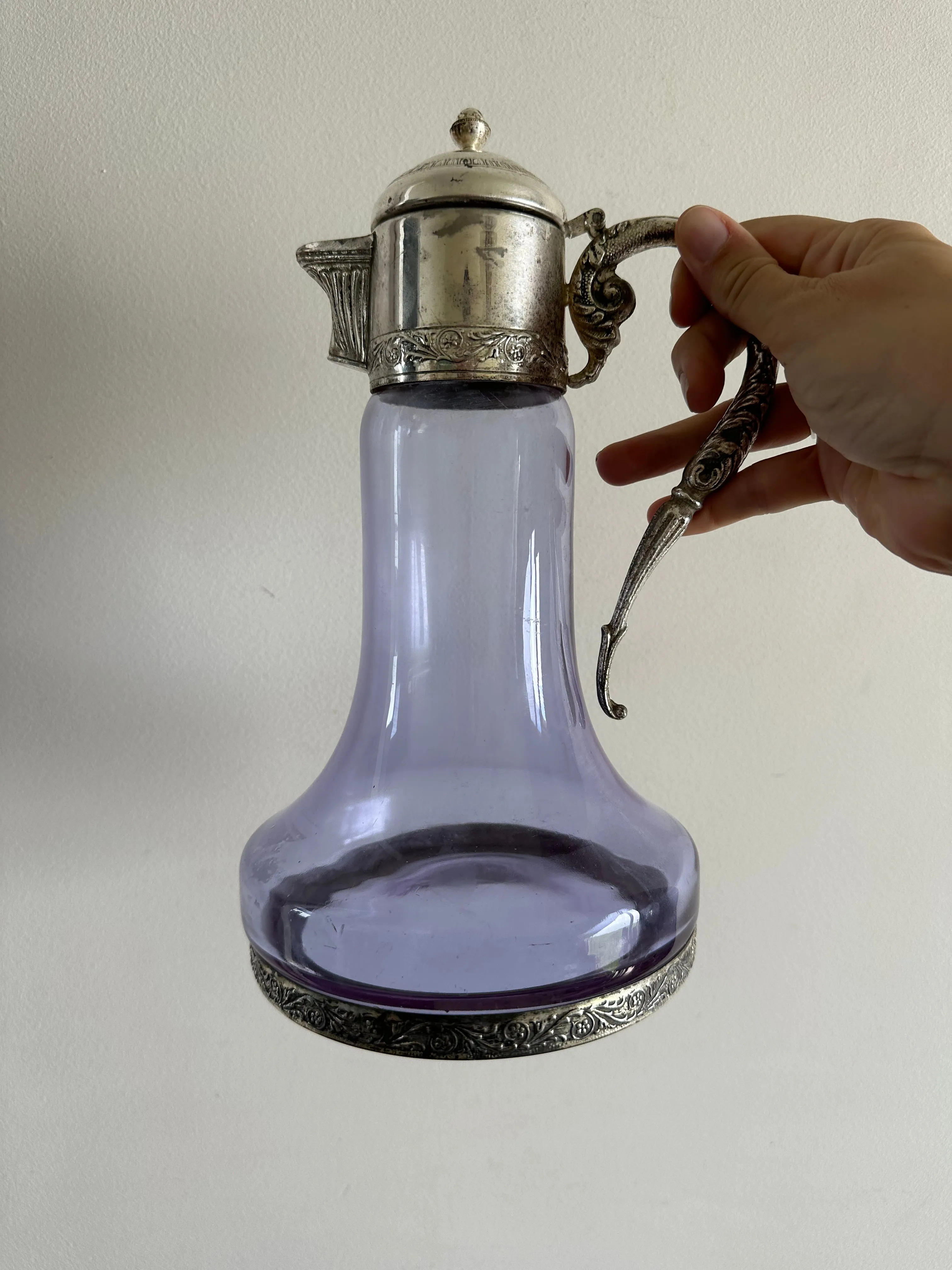 Carafe en verre violine bec et anse en métal argenté travaillés